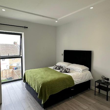 Stratford Apartment With Balcony Лондон Екстериор снимка