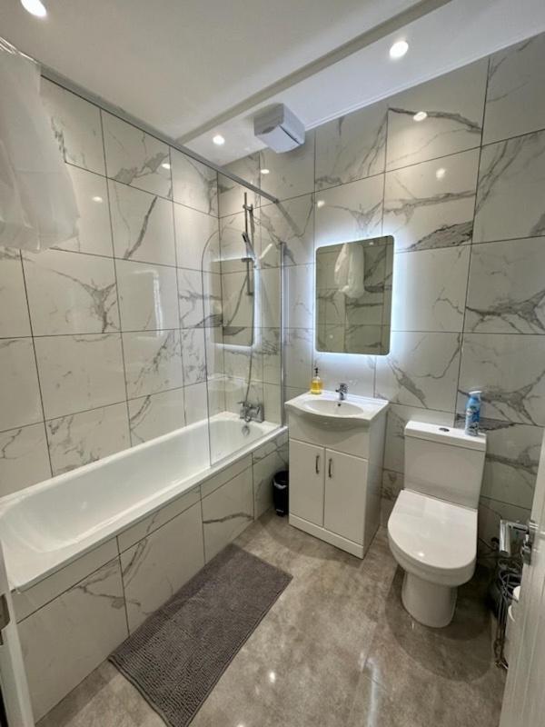 Stratford Apartment With Balcony Лондон Екстериор снимка