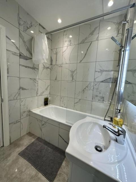 Stratford Apartment With Balcony Лондон Екстериор снимка