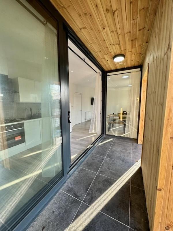 Stratford Apartment With Balcony Лондон Екстериор снимка